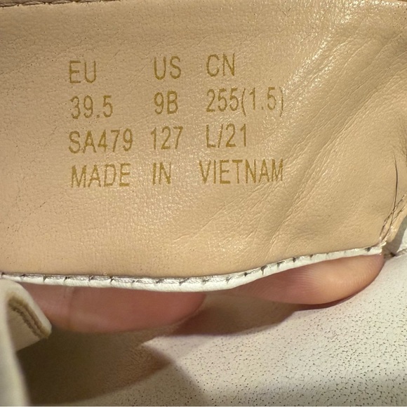 Stuart Weitzman Women's White Cross-Strap Sandals - Picture 6 of 6